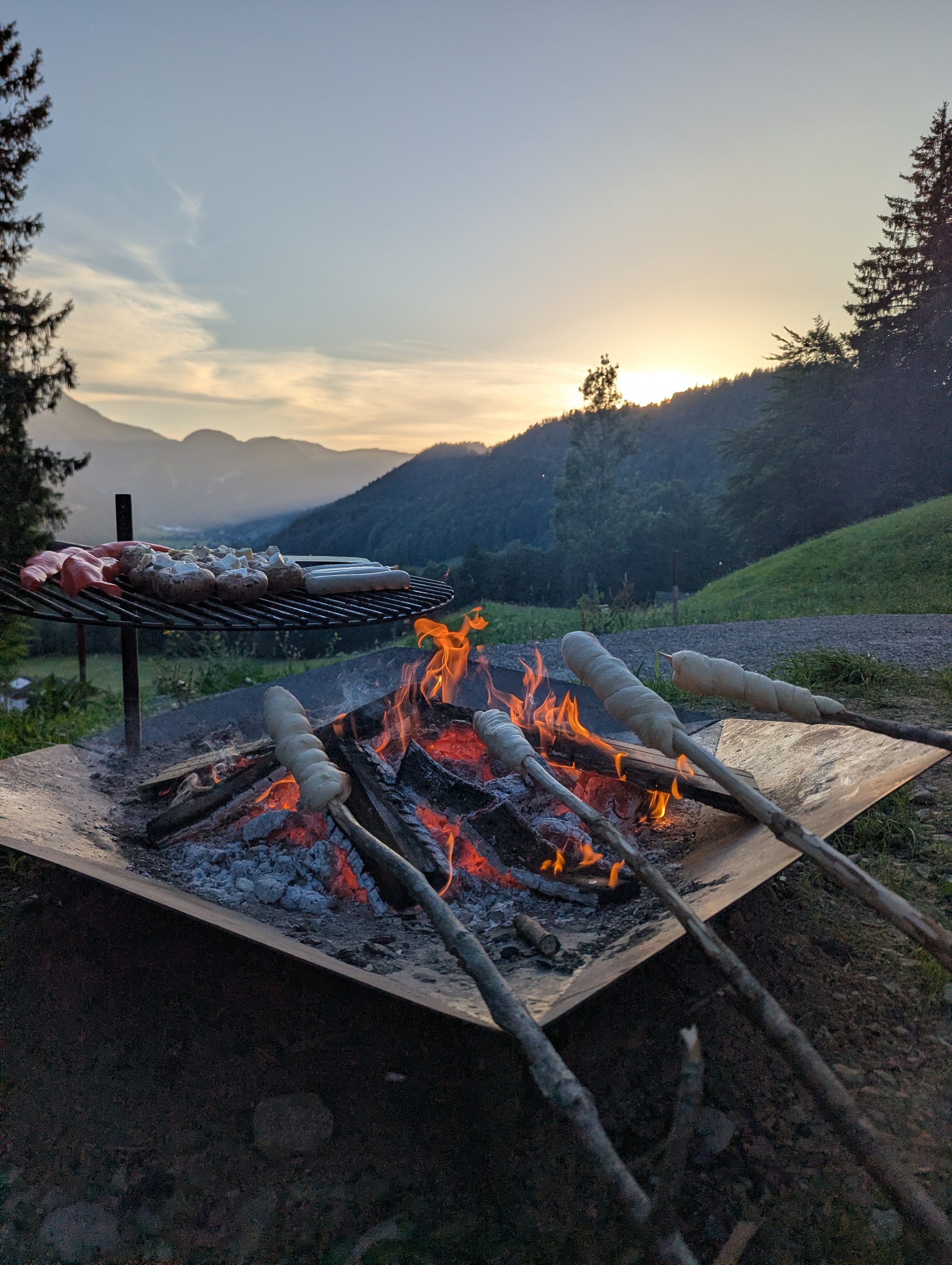 Feuerschale und Grill im Garten
