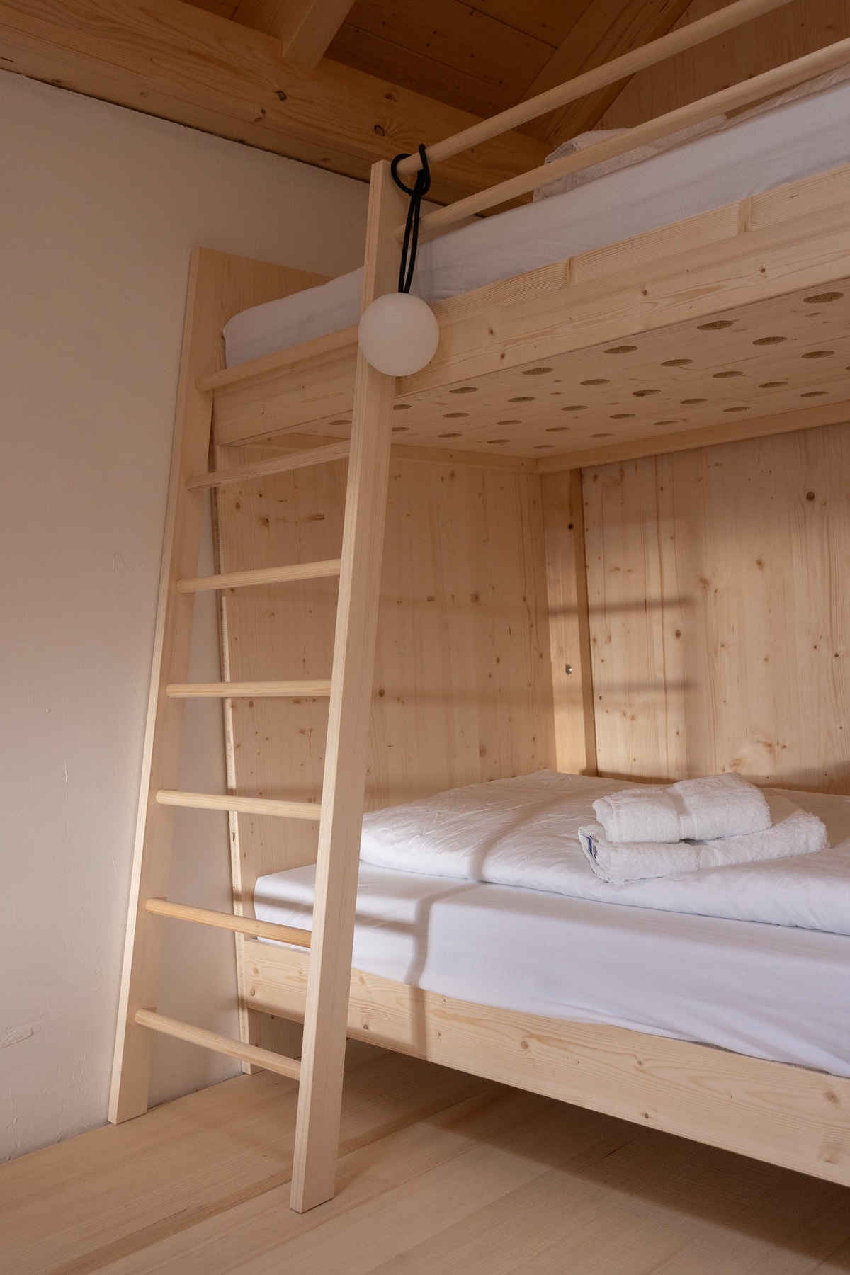 Foto vom Stockbett im großen Schlafzimmer