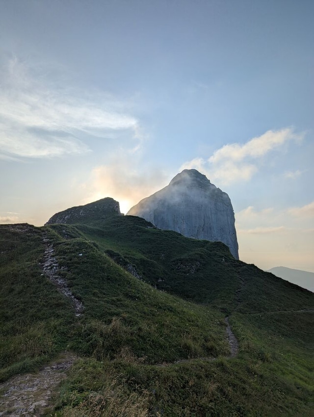 Wanderweg oberhalb von Bizau im Sommer