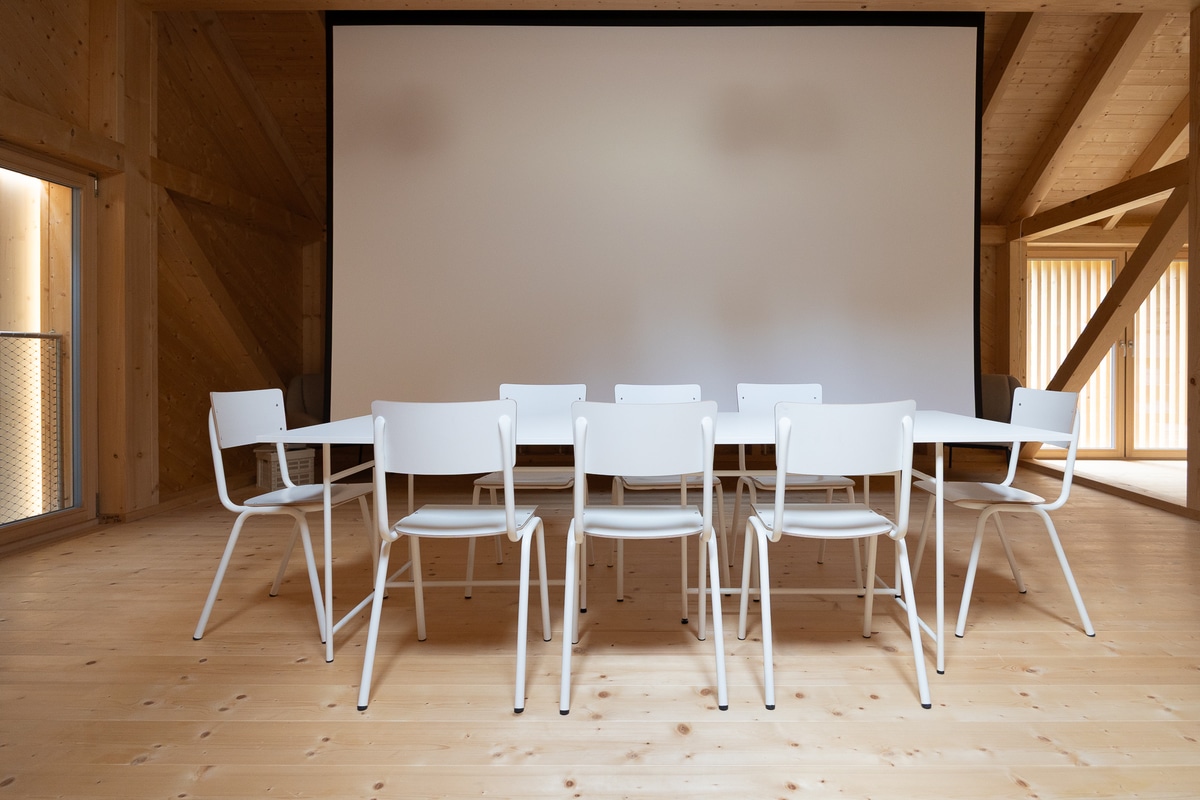 Workshopraum mit Leinwand