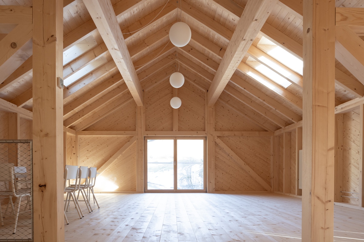 60 m² Yoga- und Workshopraum mit Bergblick